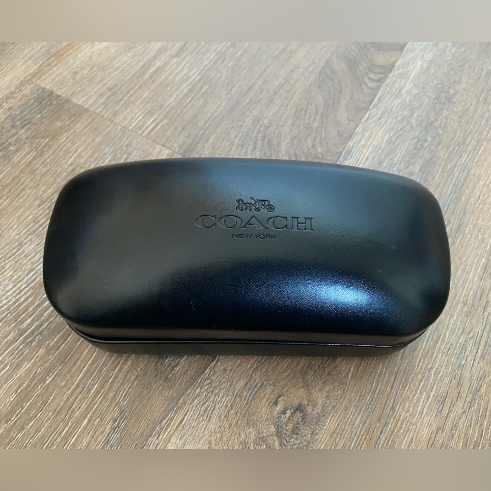 ☘️Coach clamshell glasses case, black